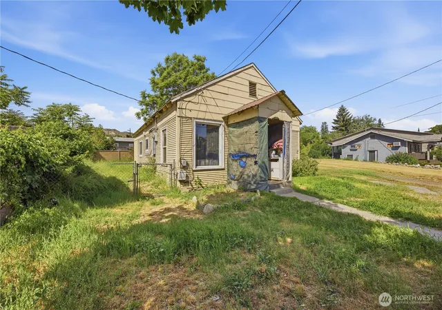 Photo 2 of Sale Pending at 620 S Chelan Ave, Wenatchee, WA 98801 | MLS# NWM2535556 | Listing updated on 2026-09-28