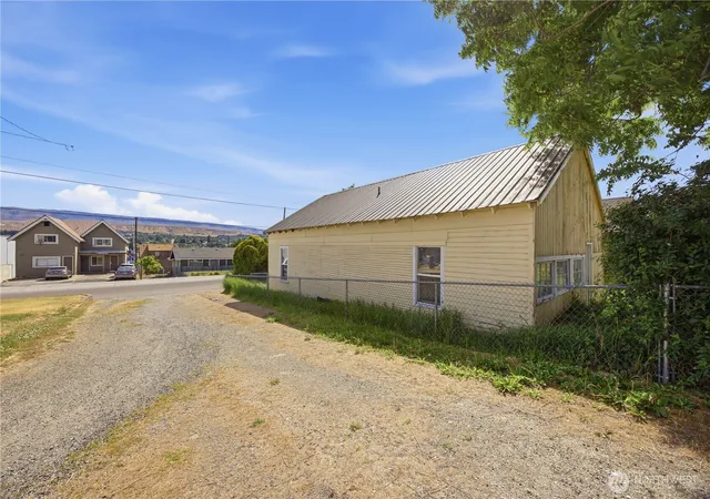 Photo 3 of Sale Pending at 620 S Chelan Ave, Wenatchee, WA 98801 | MLS# NWM2535556 | Listing updated on 2026-09-28
