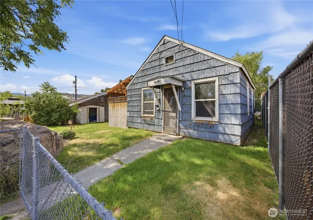 Photo 3 of Sale Pending at 620 S Chelan Ave, Wenatchee, WA 98801 | MLS# NWM2535556 | Listing updated on 2026-09-28