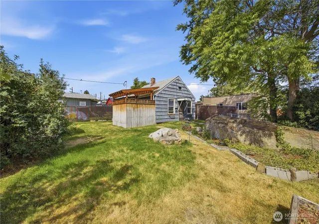 Photo 4 of Sale Pending at 620 S Chelan Ave, Wenatchee, WA 98801 | MLS# NWM2535556 | Listing updated on 2026-09-28