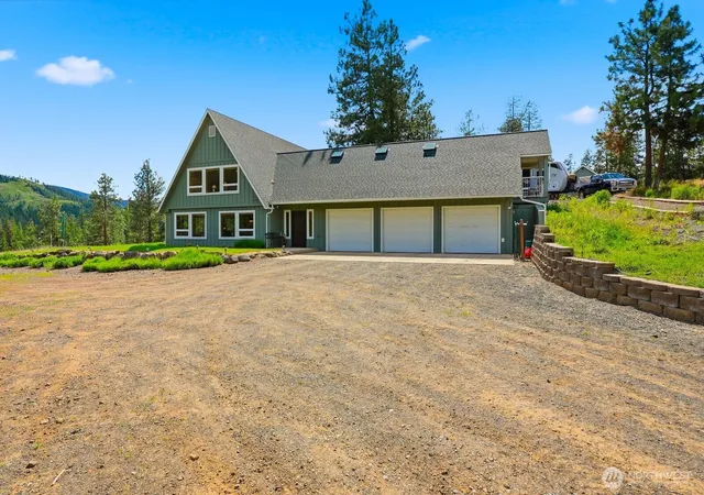 Photo 3 of Sale Pending at 7895 N Fork Rd, Yakima, WA 98903 | MLS# NWM2535611 | Listing updated on 2026-09-24