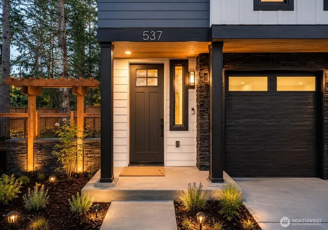 Photo 2 of Townhouse for sale at 537 Nw Juniper St, Issaquah, WA 98027 | MLS# NWM2535639 | Listing updated on 2026-09-30