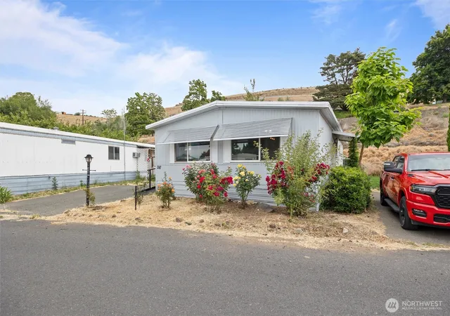 Photo 2 of Manufactured home for sale at 2205 Butterfield Rd #247, Yakima, WA 98901 | MLS# NWM2535645 | Listing updated on 2026-09-25