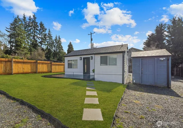 Photo 3 of Single family home for sale at 1747 Ne 1/2 147th St, Shoreline, WA 98155 | MLS# NWM2535712 | Listing updated on 2026-09-21