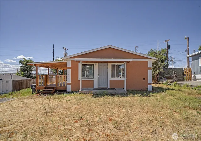 Photo 1 of Single family home for sale at 9871 Highland Dr Ne, Moses Lake, WA 98837 | MLS# NWM2535845 | Listing updated on 2026-09-21