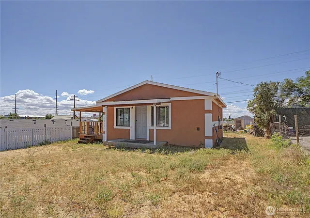 Photo 2 of Single family home for sale at 9871 Highland Dr Ne, Moses Lake, WA 98837 | MLS# NWM2535845 | Listing updated on 2026-09-21