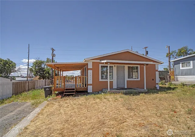 Photo 3 of Single family home for sale at 9871 Highland Dr Ne, Moses Lake, WA 98837 | MLS# NWM2535845 | Listing updated on 2026-09-21