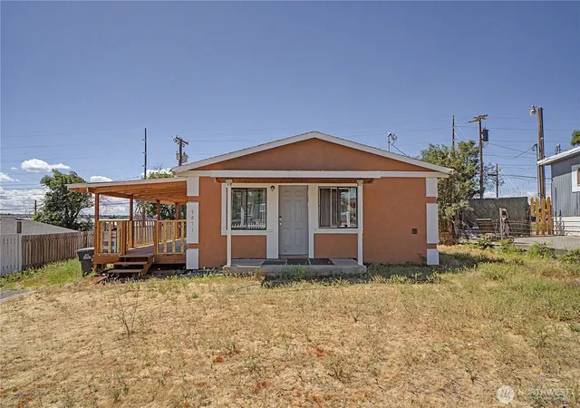 Photo 3 of Single family home for sale at 9871 Highland Dr NE, Moses Lake, WA 98837 | MLS# NWM2535845 | Listing updated on 2026-09-21