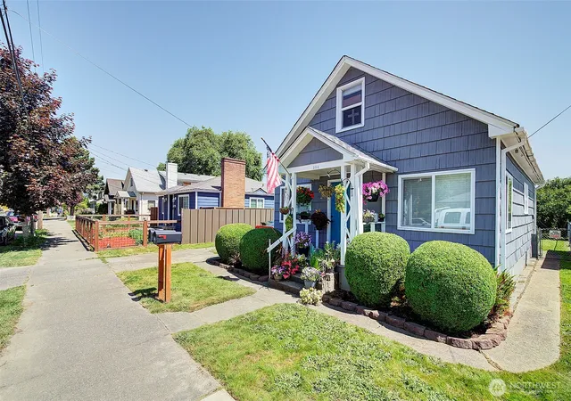 Photo 3 of Single family home for sale at 320 Williams Ave N, Renton, WA 98057 | MLS# NWM2535935 | Listing updated on 2026-09-21