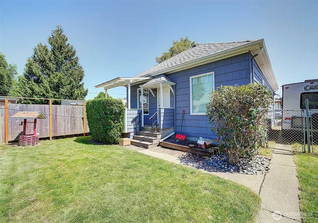 Single family home for sale at 320 Williams Ave N, Renton, WA 98057 | MLS# NWM2535935