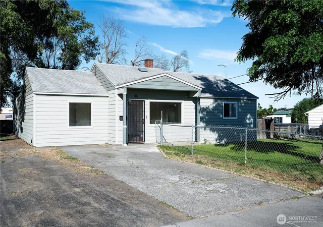 Photo 1 of Single family home for sale at 112 W Loop Dr, Moses Lake, WA 98837 | MLS# NWM2536103 | Listing updated on 2026-09-21