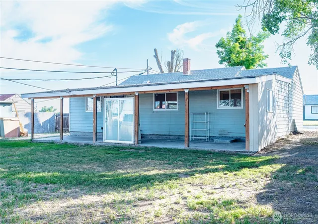 Photo 3 of Single family home for sale at 112 W Loop Dr, Moses Lake, WA 98837 | MLS# NWM2536103 | Listing updated on 2026-09-21