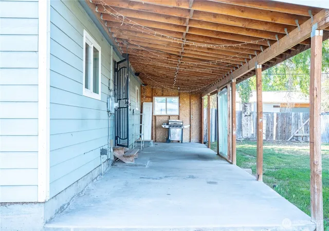 Photo 3 of Single family home for sale at 112 W Loop Dr, Moses Lake, WA 98837 | MLS# NWM2536103 | Listing updated on 2026-09-21