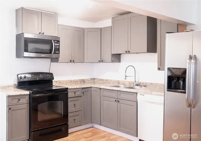 Photo 4 of Single family home for sale at 112 W Loop Dr, Moses Lake, WA 98837 | MLS# NWM2536103 | Listing updated on 2026-09-21