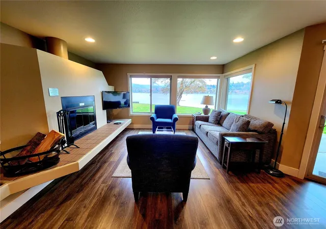 Photo 4 of House for sale at 1 Beach 589 D, Manson, WA 98831 | MLS# NWM2536154 | Listing updated on 2026-09-21