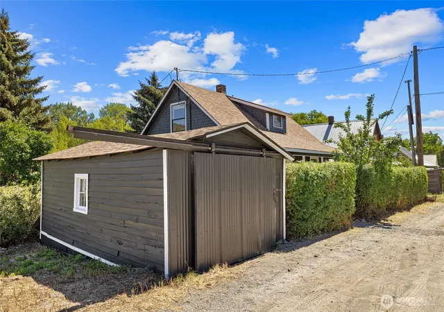 Photo 3 of Sale Pending at 401 S 1st Street, Roslyn, WA 98941 | MLS# NWM2536156 | Listing updated on 2026-09-24