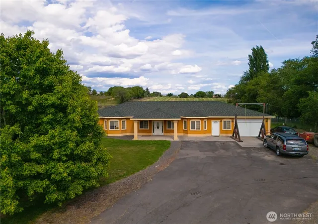 Photo 1 of Single family home for sale at 1811 Beam Rd, Granger, WA 98932 | MLS# NWM2536220 | Listing updated on 2026-09-21