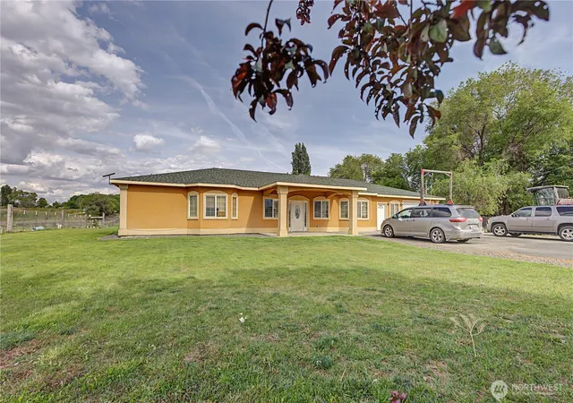 Photo 3 of Single family home for sale at 1811 Beam Rd, Granger, WA 98932 | MLS# NWM2536220 | Listing updated on 2026-09-21
