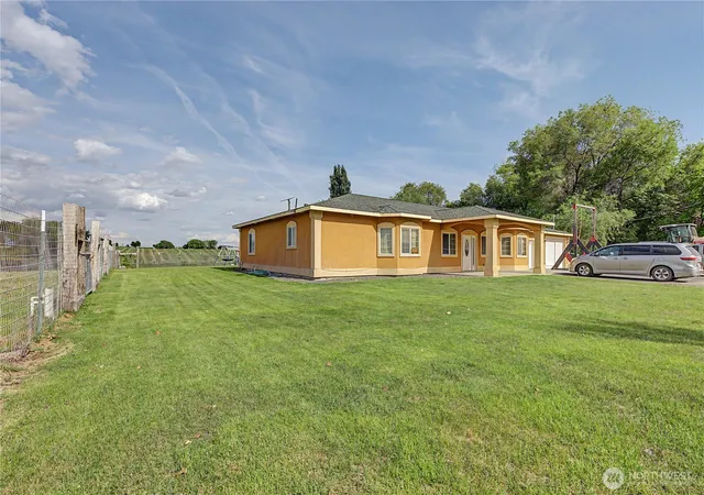 Photo 3 of Single family home for sale at 1811 Beam Rd, Granger, WA 98932 | MLS# NWM2536220 | Listing updated on 2026-09-21