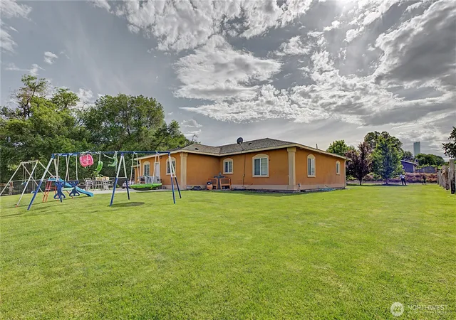 Photo 4 of Single family home for sale at 1811 Beam Rd, Granger, WA 98932 | MLS# NWM2536220 | Listing updated on 2026-09-21