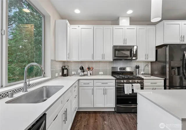 Photo 3 of Townhouse for sale at 6867 Ne 170th Street #102, Kenmore, WA 98028 | MLS# NWM2536250 | Listing updated on 2026-09-30