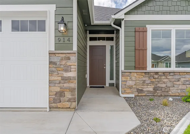 Photo 3 of Single family home for sale at 816 N M Loop Dr Sw, Quincy, WA 98848 | MLS# NWM2536522 | Listing updated on 2026-09-21
