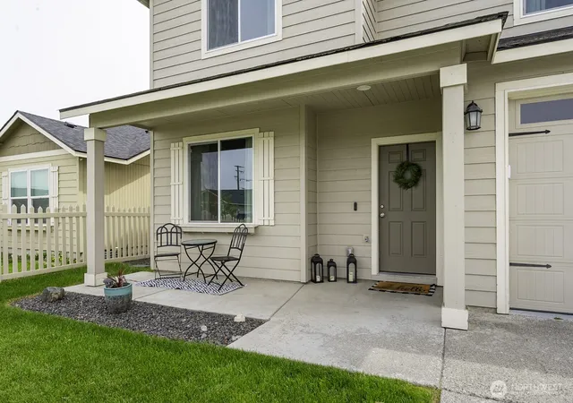 Photo 3 of Single family home for sale at 1361 E Nen Dr, Moses Lake, WA 98837 | MLS# NWM2536532 | Listing updated on 2026-09-21