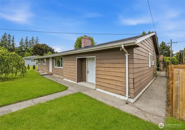 Single family home for sale at 230 Cleveland Ave, Sumas, WA 98295 | MLS# NWM2536618