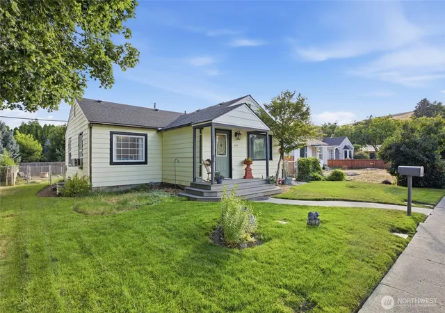 Photo 2 of Sale Pending at 346 7th Avenue Sw, Ephrata, WA 98823 | MLS# NWM2536631 | Listing updated on 2026-08-03
