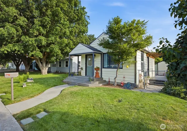 Photo 3 of Sale Pending at 346 7th Avenue Sw, Ephrata, WA 98823 | MLS# NWM2536631 | Listing updated on 2026-08-03