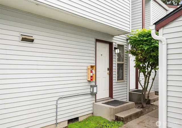 Photo 3 of Townhouse for sale at 708 6th Avenue S #E101, Kent, WA 98032 | MLS# NWM2536672 | Listing updated on 2026-10-01
