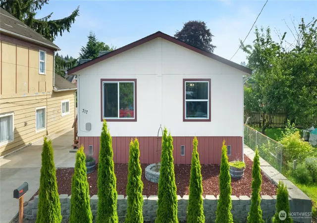 Photo 2 of Manufactured home for sale at 317 M St, Hoquiam, WA 98550 | MLS# NWM2536694 | Listing updated on 2026-09-28
