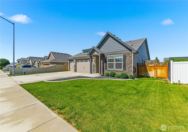 Photo 2 of Single family home for sale at 1001 Redmond Ave, Quincy, WA 98848 | MLS# NWM2536820 | Listing updated on 2026-09-21