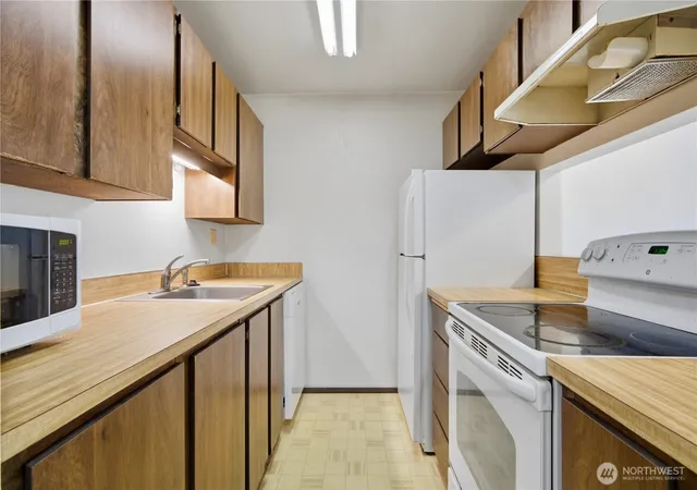 Photo 4 of Townhouse for sale at 9558 Greenwood Ave N #309, Seattle, WA 98103 | MLS# NWM2536874 | Listing updated on 2026-09-21