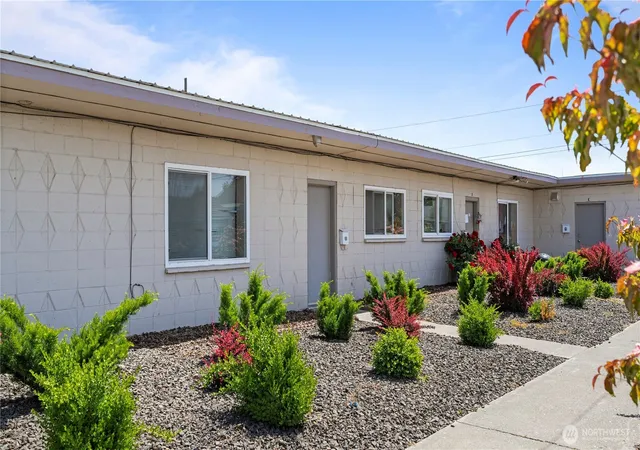Photo 2 of Multi family home for sale at 124 W Shoshone St, Pasco, WA 99301 | MLS# NWM2536999 | Listing updated on 2026-09-22