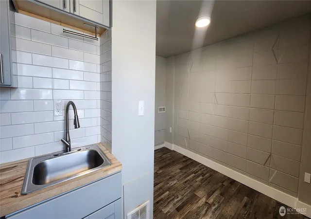 Photo 4 of Multi family home for sale at 124 W Shoshone St, Pasco, WA 99301 | MLS# NWM2536999 | Listing updated on 2026-09-22