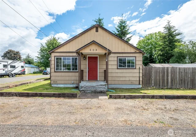 Photo 2 of Single family home for sale at 508 4th Avenue Sw, Castle Rock, WA 98611 | MLS# NWM2537024 | Listing updated on 2026-09-22