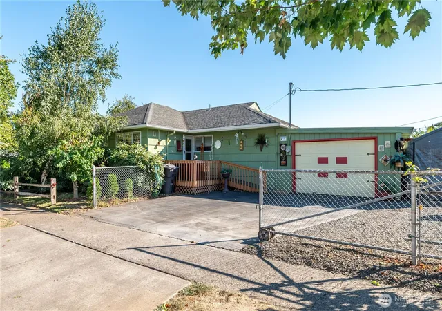 Photo 1 of Single family home for sale at 971 19th Avenue, Longview, WA 98632 | MLS# NWM2537072 | Listing updated on 2026-09-22