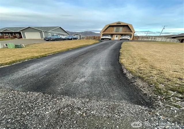 Photo 4 of Sale Pending at 27 Orchard Loop N, Tonasket, WA 98855 | MLS# NWM2537324 | Listing updated on 2026-09-25