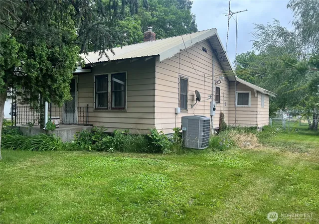 Photo 2 of Single family home for sale at 2274 Elmway, Okanogan, WA 98840 | MLS# NWM2537393 | Listing updated on 2026-09-22