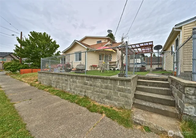 Photo 3 of Single family home for sale at 5402 S Cloverdale St, Seattle, WA 98118 | MLS# NWM2537675 | Listing updated on 2026-09-30