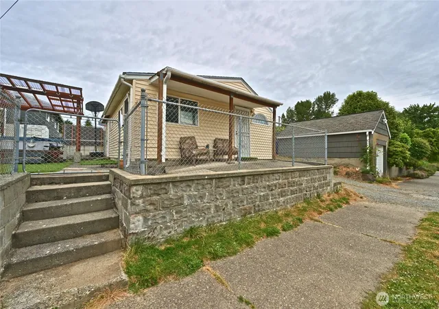 Photo 4 of Single family home for sale at 5402 S Cloverdale St, Seattle, WA 98118 | MLS# NWM2537675 | Listing updated on 2026-09-30