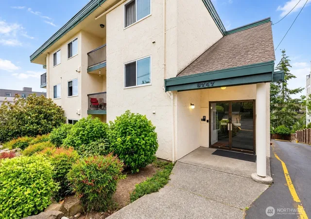 Condo for sale at 8747 Phinney Ave N #7, Seattle, WA 98103 | MLS# NWM2537708