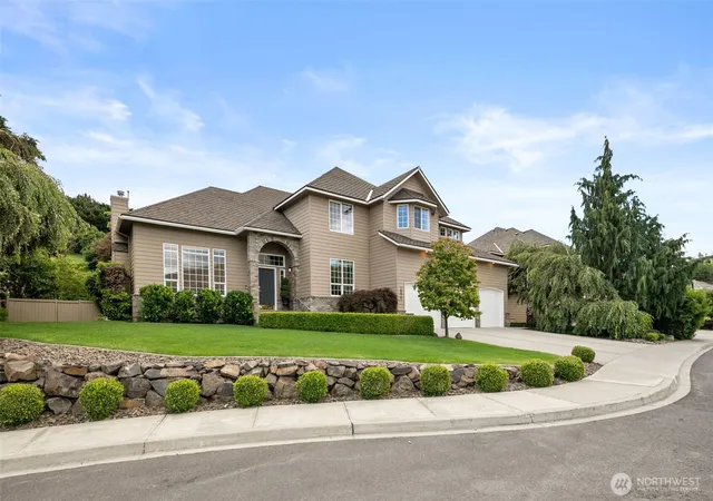 Photo 2 of Single family home for sale at 2021 Broadhurst Pl, Wenatchee, WA 98801 | MLS# NWM2537842 | Listing updated on 2026-09-24
