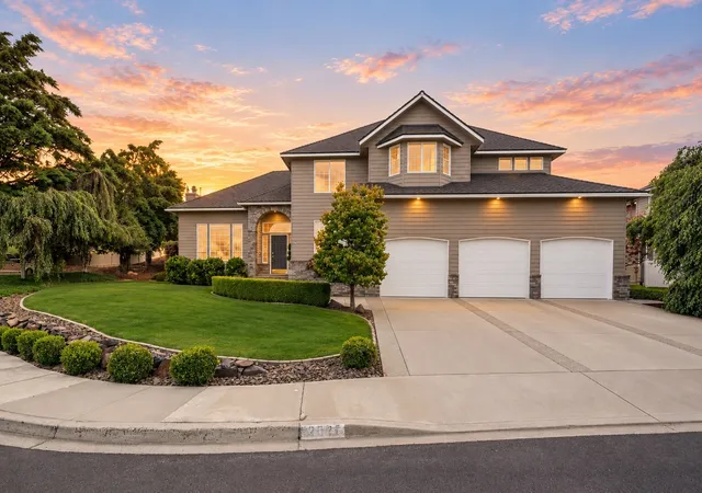Single family home for sale at 2021 Broadhurst Pl, Wenatchee, WA 98801 | MLS# NWM2537842