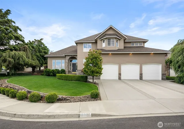 Photo 3 of Single family home for sale at 2021 Broadhurst Pl, Wenatchee, WA 98801 | MLS# NWM2537842 | Listing updated on 2026-09-24