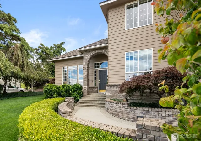 Photo 1 of Single family home for sale at 2021 Broadhurst Pl, Wenatchee, WA 98801 | MLS# NWM2537842 | Listing updated on 2026-09-24