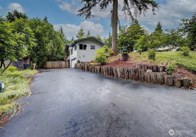 Photo 3 of Single family home for sale at 153 Monticello Dr, Longview, WA 98632 | MLS# NWM2538037 | Listing updated on 2026-09-30
