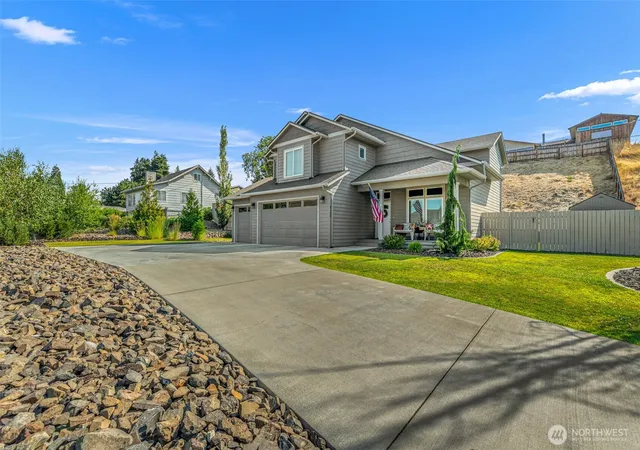 Photo 3 of Single family home for sale at 3143 Nw Delcon Ct, East Wenatchee, WA 98802 | MLS# NWM2538103 | Listing updated on 2026-09-24