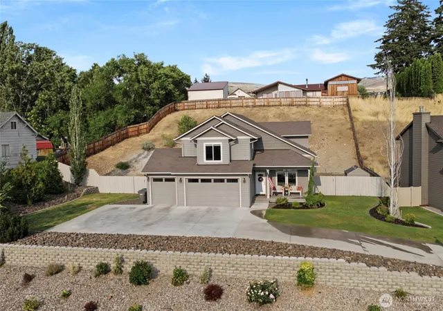 Photo 3 of Single family home for sale at 3143 NW Delcon Ct, East Wenatchee, WA 98802 | MLS# NWM2538103 | Listing updated on 2026-09-24